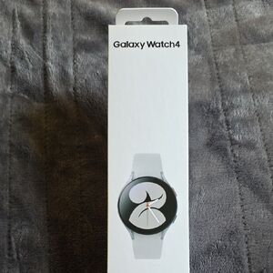 Samsung Galaxy Watch4 in Black and Silver